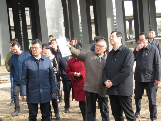 省委常委、西寧市委書(shū)記王曉在青海省物產(chǎn)集團總公司黨委書(shū)記、總經(jīng)理王玉輝陪同下，深入青海物產(chǎn)朝陽(yáng)物流園區。